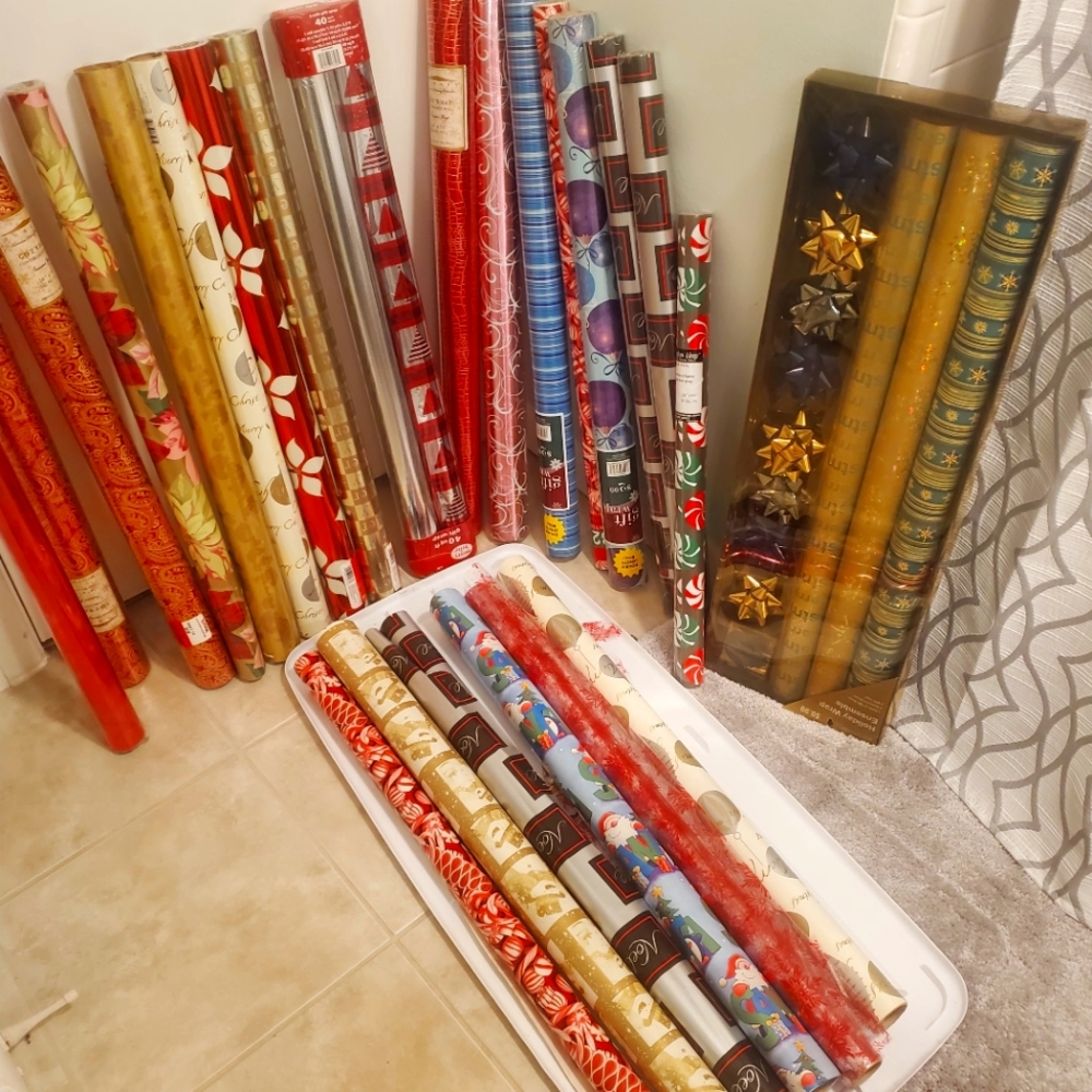 21 rolls of Christmas gift wrap